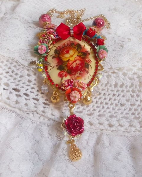 Collier Roseraie Proven&ccedil;ale cr&eacute;e avec des perles en verre, c&eacute;ramique, r&eacute;sine, des accessoires en plaqu&eacute; Or et autres avec un n&oelig;ud en satin Rouge
