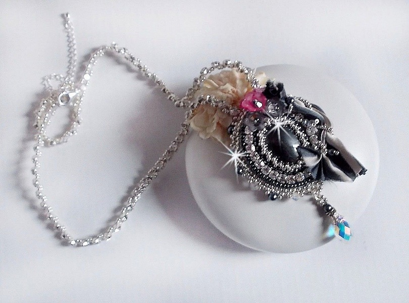 Collier R&ecirc;ves d'un Soir cr&eacute;e avec un ruban de Soie Gris et Blanc; des fleurs Lucite, des cristaux et des Rocailles 