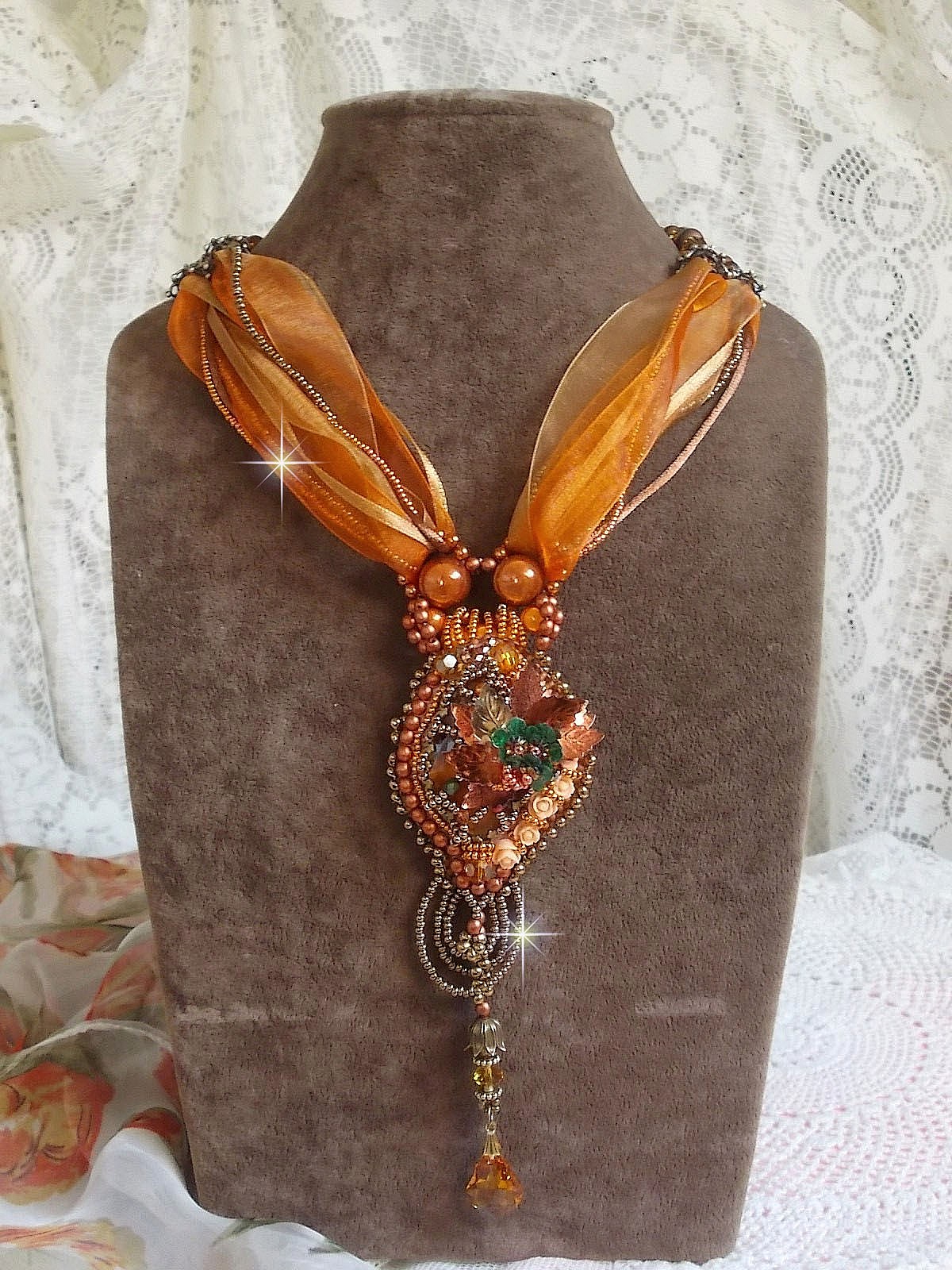Pendant Souffle d'Automne Chic Ethnique, embroidered with pearls and Swarovski crystal 