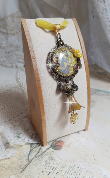 Collier Sunny Side mont&eacute; avec cabochon en r&eacute;sine repr&eacute;sentant une femme en robe Mauve avec un oiseau, cristaux, fleur &eacute;poxy, ruban, Jade en pierre de gemme, breloques aux couleurs Jaune et Bronze