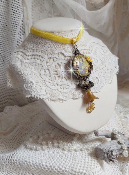 Collier Sunny Side mont&eacute; avec cabochon en r&eacute;sine repr&eacute;sentant une femme en robe Mauve avec un oiseau, cristaux, fleur &eacute;poxy, ruban, Jade en pierre de gemme, breloques aux couleurs Jaune et Bronze