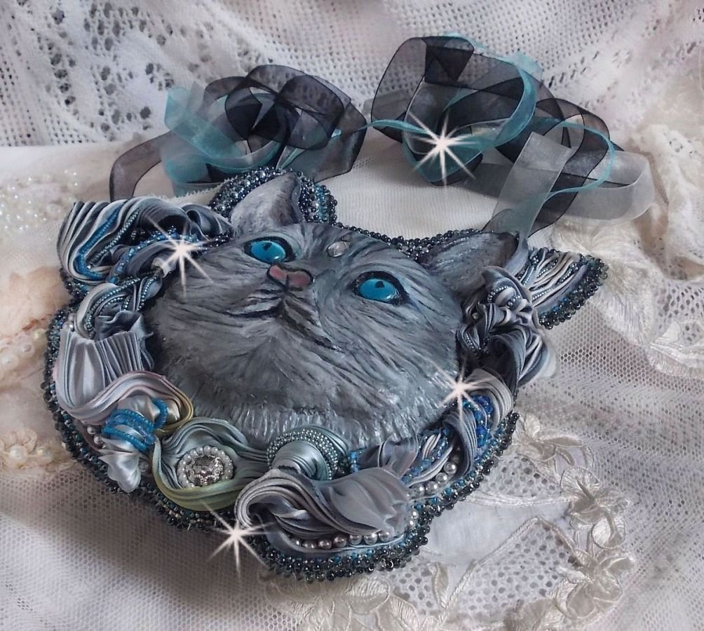 Masque Chatchou tout en Fimo brodé avec des perles de Swarovski, un ruban de soie et des rocailles