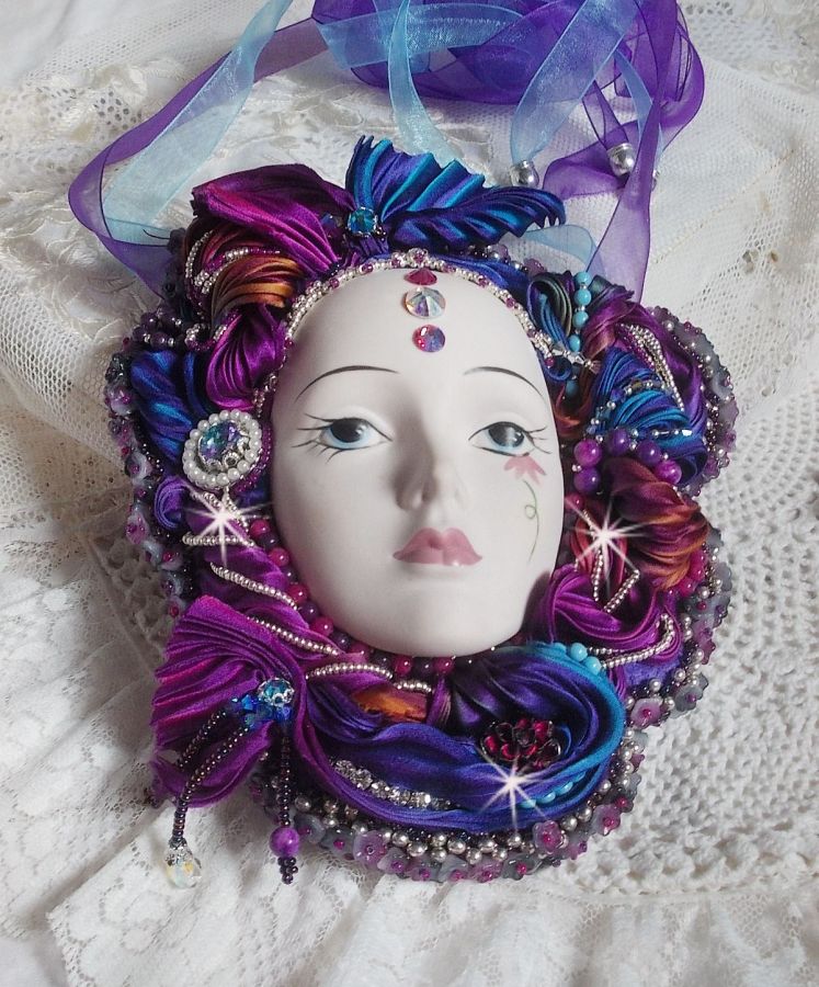 Masque vénitien L a Rêveuse de Venise brodé avec un ruban de Shibori très riche en couleurs des cristaux de Swarovski et des perles