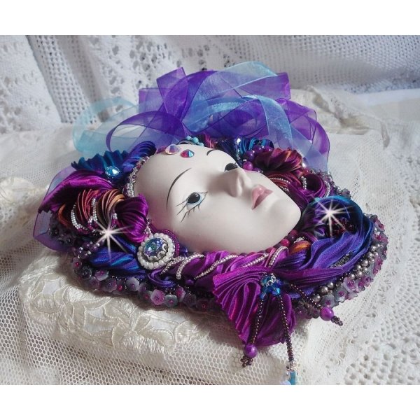 Masque v&eacute;nitien L a R&ecirc;veuse de Venise brod&eacute; avec un ruban de Shibori tr&egrave;s riche en couleurs des cristaux de Swarovski et des perles
