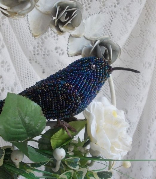 Oiseau Mon Colibri est cr&eacute;e enti&egrave;rement en perles de rocailles, porcelaine et tissu