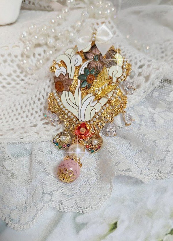 Pendentif Aurore monté avec un motif émaillé aux couleurs du soleil à laquelle s’ajoute perles nacrées, breloques, poires avec Zircons, perles, ruban sur une bélière Argent 925 et une chaîne plaqué Or