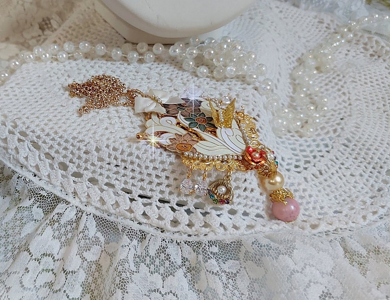 Pendentif Aurore mont&eacute; avec un motif &eacute;maill&eacute; aux couleurs du soleil &agrave; laquelle s&rsquo;ajoute perles nacr&eacute;es, breloques, poires avec Zircons, perles, ruban sur une b&eacute;li&egrave;re Argent 925 et une cha&icirc;ne plaqu&eacute; Or