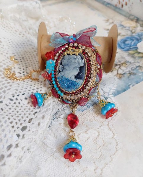 Pendentif Broche Scarlet mont&eacute; avec cabochon r&eacute;sine, rubans, breloques et perles Cristal Swarovski
