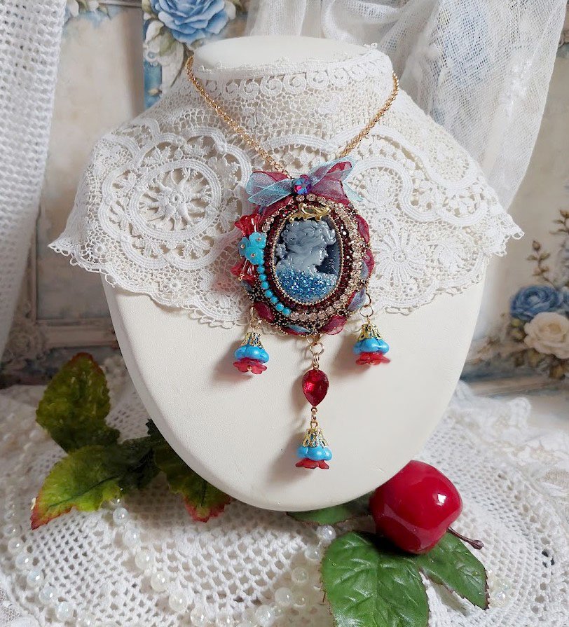 Pendentif Broche Scarlet mont&eacute; avec cabochon r&eacute;sine, rubans, breloques et perles Cristal Swarovski