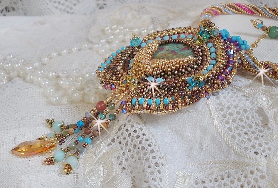 Collier pendentif Cheyenne brod&eacute; tout en rocailles de haute qualit&eacute; avec des pierres semi-pr&eacute;cieuses