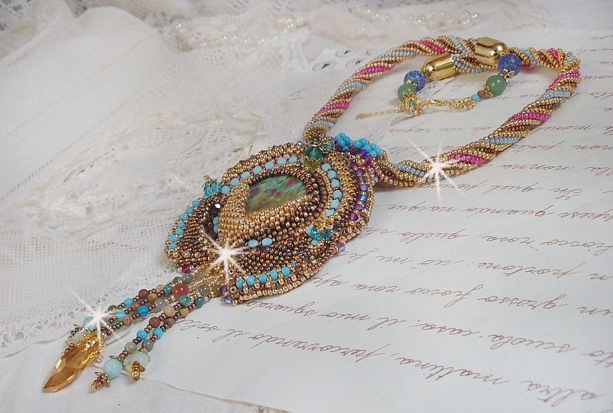 Collier pendentif Cheyenne brod&eacute; tout en rocailles de haute qualit&eacute; avec des pierres semi-pr&eacute;cieuses