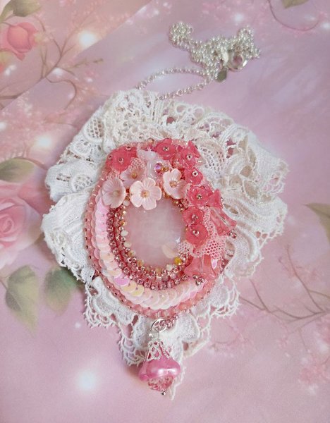 Pendentif C&oelig;ur de Quartz brod&eacute; avec cabochon Quartz, sequins, fleurs verres, dentelle et Perles Cristal Swarovski