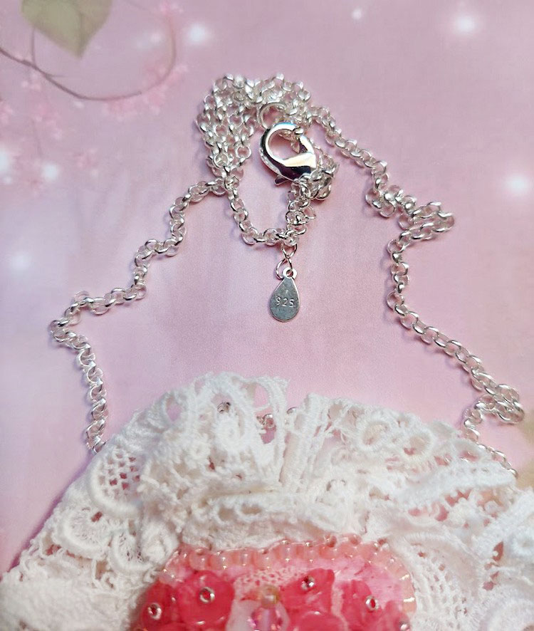 Pendentif Cœur de Quartz brodé avec cabochon Quartz, sequins, fleurs verres, dentelle et Perles Cristal Swarovski