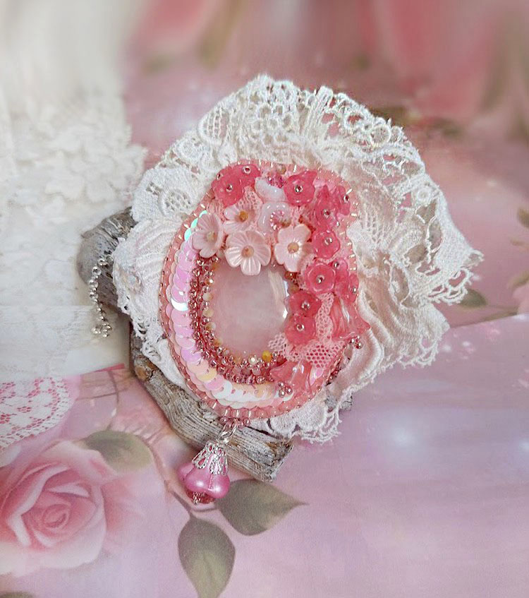 Pendentif Cœur de Quartz brodé avec cabochon Quartz, sequins, fleurs verres, dentelle et Perles Cristal Swarovski