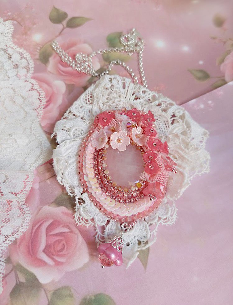 Pendentif Cœur de Quartz brodé avec cabochon Quartz, sequins, fleurs verres, dentelle et Perles Cristal Swarovski