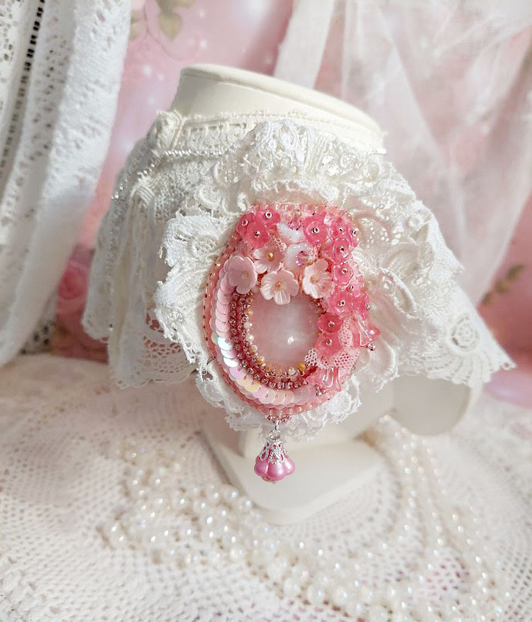 Pendentif Cœur de Quartz brodé avec cabochon Quartz, sequins, fleurs verres, dentelle et Perles Cristal Swarovski