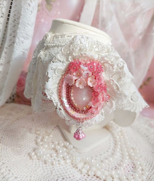 Pendentif C&oelig;ur de Quartz brod&eacute; avec cabochon Quartz, sequins, fleurs verres, dentelle et Perles Cristal Swarovski