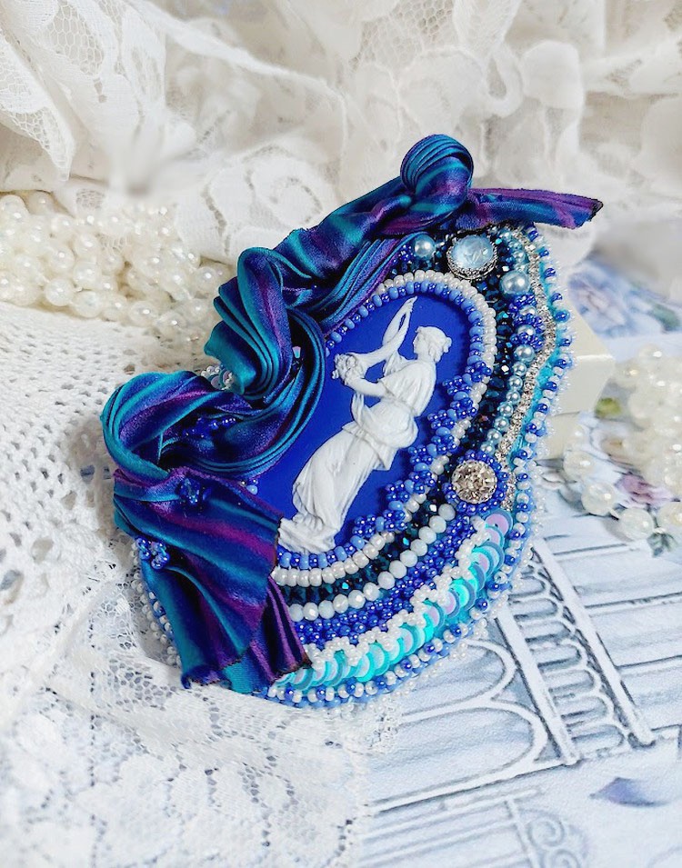 Pendentif Corne d&rsquo;Abondance brod&eacute; avec cabochon porcelaine, soie, sequins, rocailles et perles Cristal Swarovski