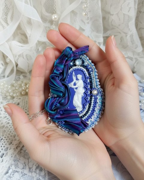 Pendentif Corne d&rsquo;Abondance brod&eacute; avec cabochon porcelaine, soie, sequins, rocailles et perles Cristal Swarovski