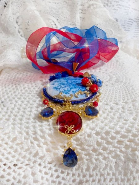 Pendentif Flamenca, cabochon &eacute;maill&eacute; de fleurs Bleues, roses r&eacute;sines, nacre abalone et jade Rouges, poires Zirconium et cristaux Bleu-Marine, breloques, pendentif r&eacute;sine &eacute;poxy, un style Flamenco