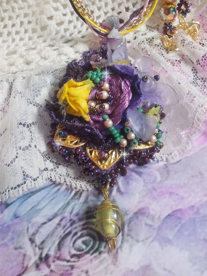 Lady Romantic pendant embroidered with purple lace, gold plated accessories, Miyuki seed beads, various quality beads