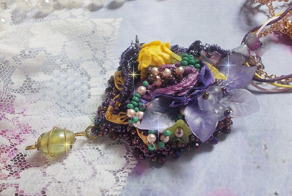 Lady Romantic pendant embroidered with purple lace, gold plated accessories, Miyuki seed beads, various quality beads