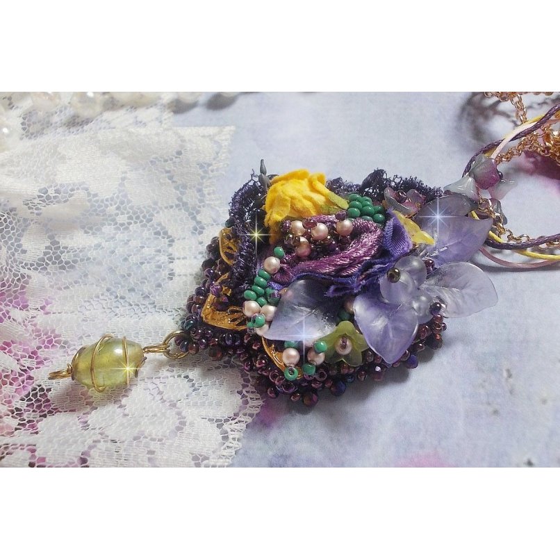 Lady Romantic pendant embroidered with purple lace, gold plated accessories, Miyuki seed beads, various quality beads