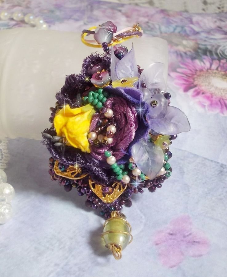 Lady Romantic pendant embroidered with purple lace, gold plated accessories, Miyuki seed beads, various quality beads