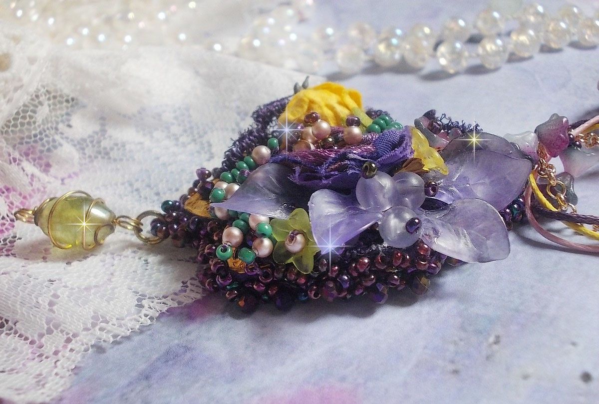 Lady Romantic pendant embroidered with purple lace, gold plated accessories, Miyuki seed beads, various quality beads