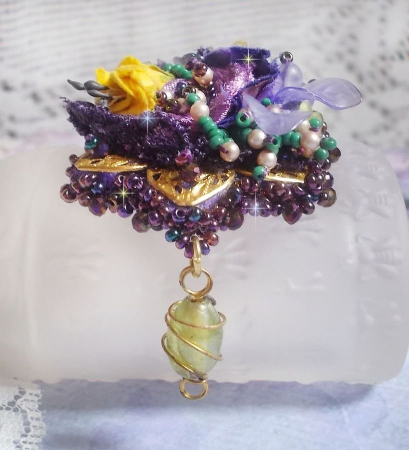 Lady Romantic pendant embroidered with purple lace, gold plated accessories, Miyuki seed beads, various quality beads