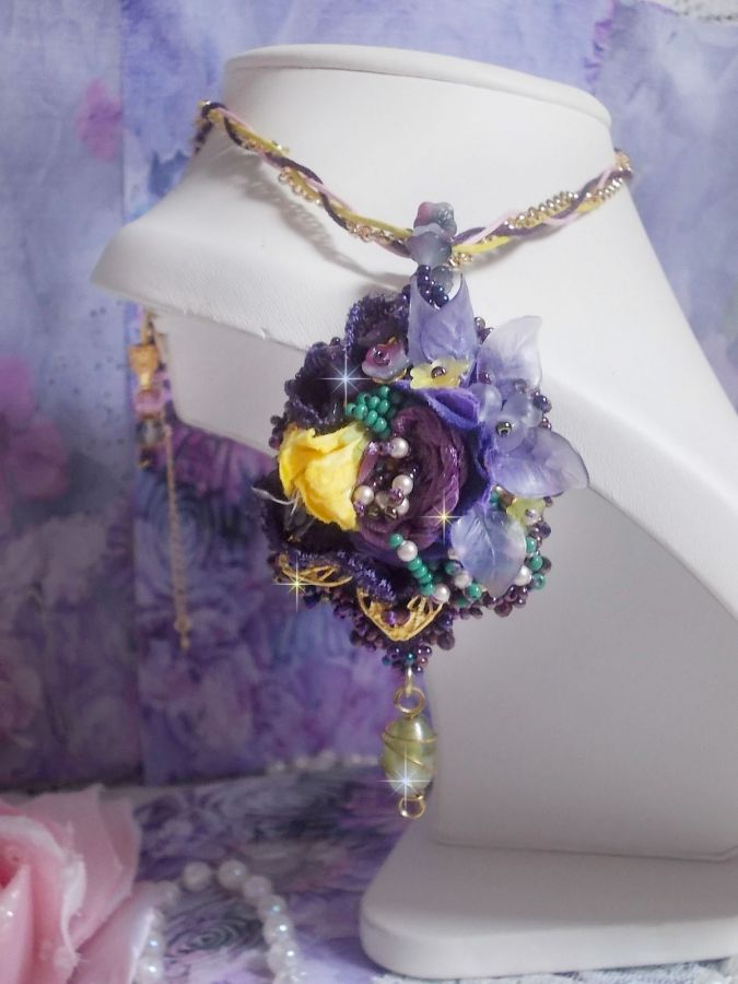 Lady Romantic pendant embroidered with purple lace, gold plated accessories, Miyuki seed beads, various quality beads