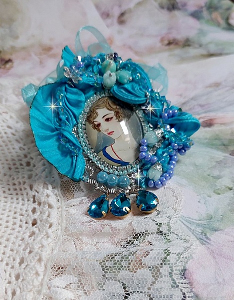 Pendentif Mademoiselle au style r&eacute;tro avec cabochon d&rsquo;une femme souriante, orn&eacute; d&rsquo;un ruban de soie Bleu, cristaux, perles verre : rocailles et roses, coupelles et cha&icirc;ne Argent 925/1000