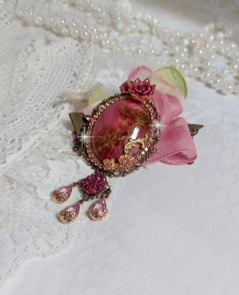 Pendentif Pampelone Fuchsia Haute Couture avec un cabochon artisanal et feuilles d&rsquo;or, orn&eacute; de strass, cristaux Roses, rose en r&eacute;sine, breloques, entretoises dentelles, Murano et ruban de soie