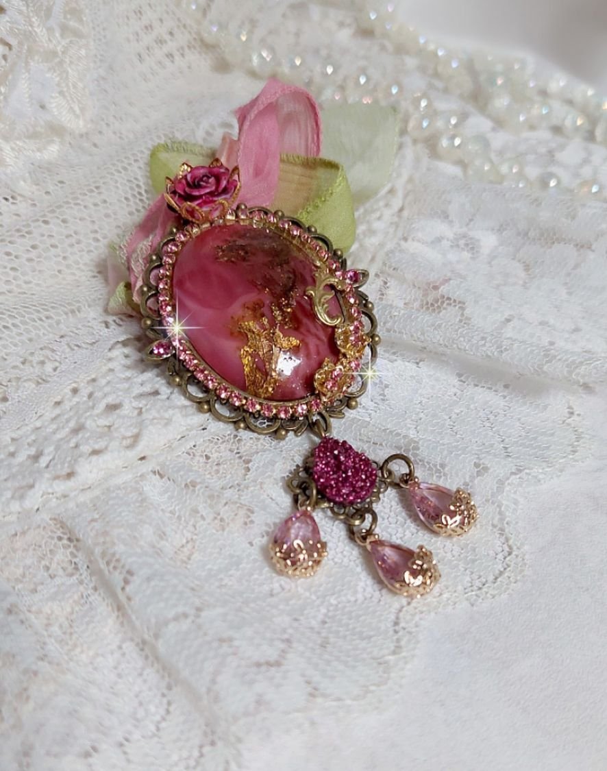 Pendentif Pampelone Fuchsia Haute Couture avec un cabochon artisanal et feuilles d’or, orné de strass, cristaux Roses, rose en résine, breloques, entretoises dentelles, Murano et ruban de soie