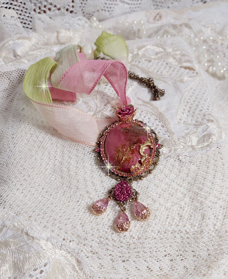 Pendentif Pampelone Fuchsia Haute Couture avec un cabochon artisanal et feuilles d’or, orné de strass, cristaux Roses, rose en résine, breloques, entretoises dentelles, Murano et ruban de soie