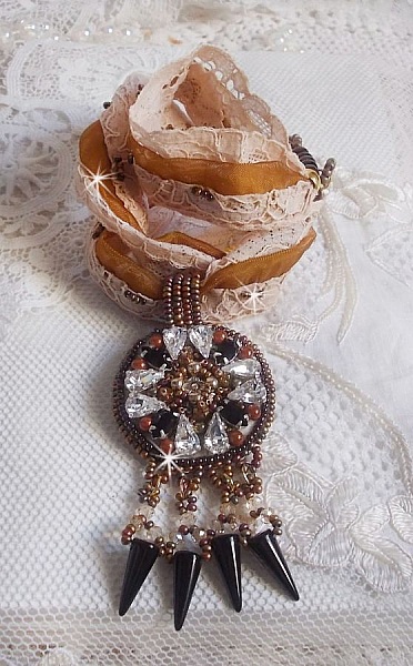 Pendentif Pampilles Amber brod&eacute; avec des Cristaux de Swarovski, des facettes Antique, des spikes noires, une estampe dor&eacute;e filigran&eacute;e, des rocailles et de la dentelle ancienne