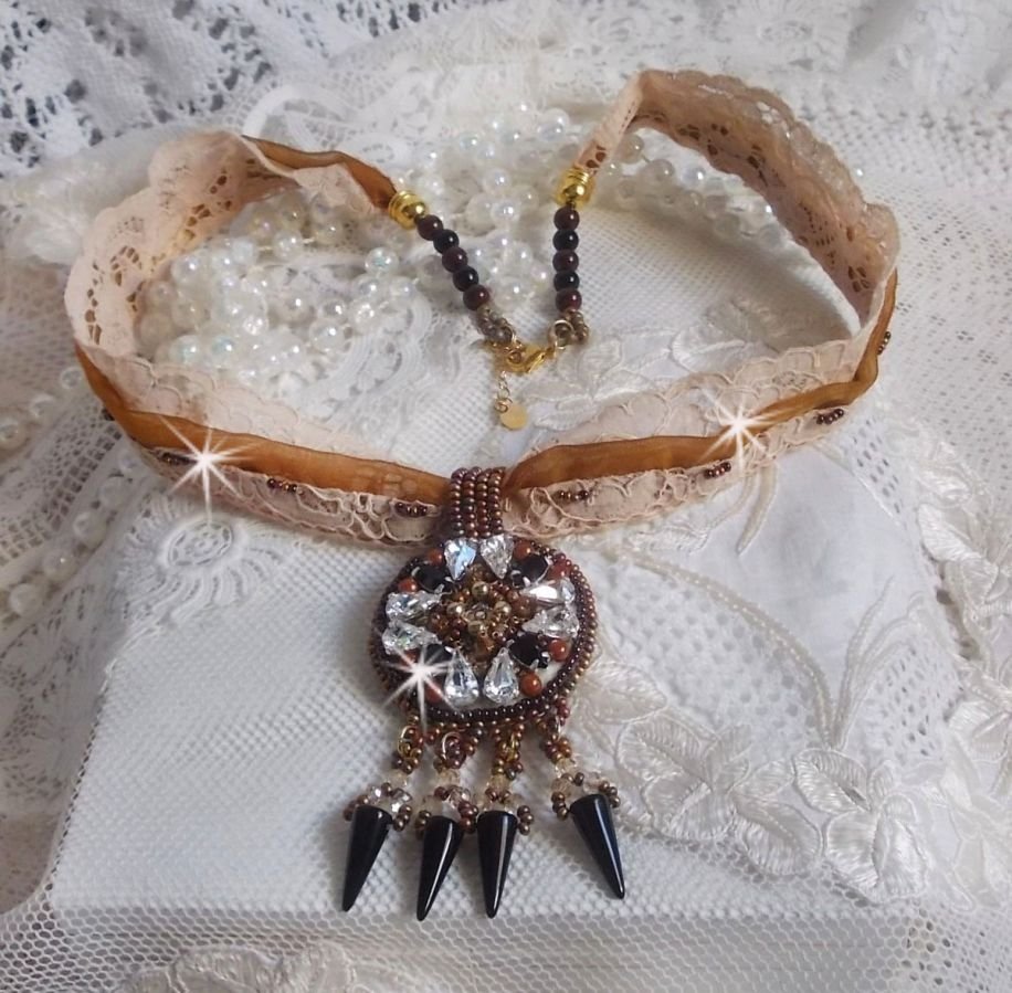 Pendentif Pampilles Amber brodé avec des Cristaux de Swarovski, des facettes Antique, des spikes noires, une estampe dorée filigranée, des rocailles et de la dentelle ancienne