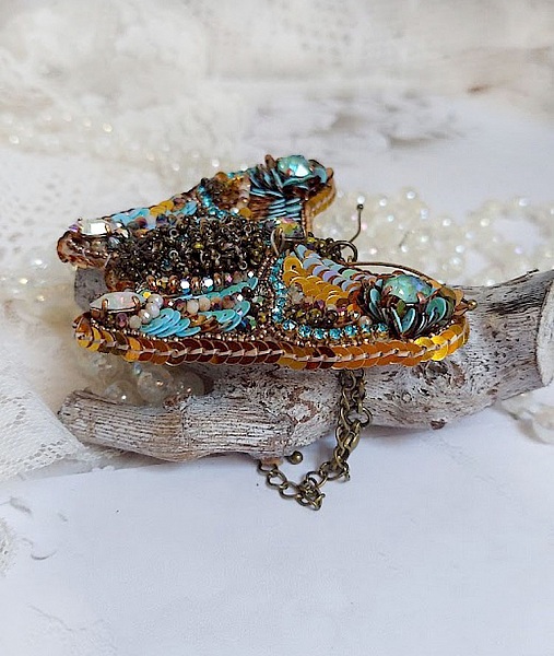 Pendentif Papillon Sauvage Ombr&eacute; brod&eacute; avec rocailles, sequins, strass et perles Cristal Swarovski