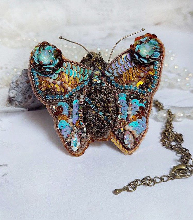 Pendentif Papillon Sauvage Ombré brodé avec rocailles, sequins, strass et perles Cristal Swarovski