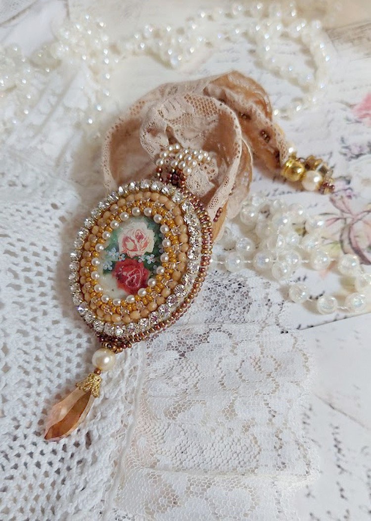 Pendant necklace Reflets de Rosée, pearly pearls, Swarovski crystal and lace.