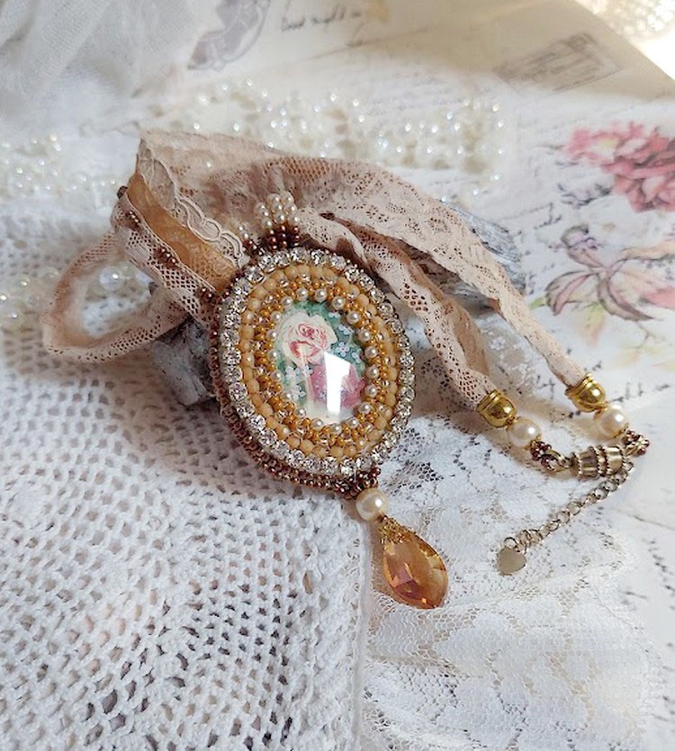 Pendant necklace Reflets de Rosée, pearly pearls, Swarovski crystal and lace.