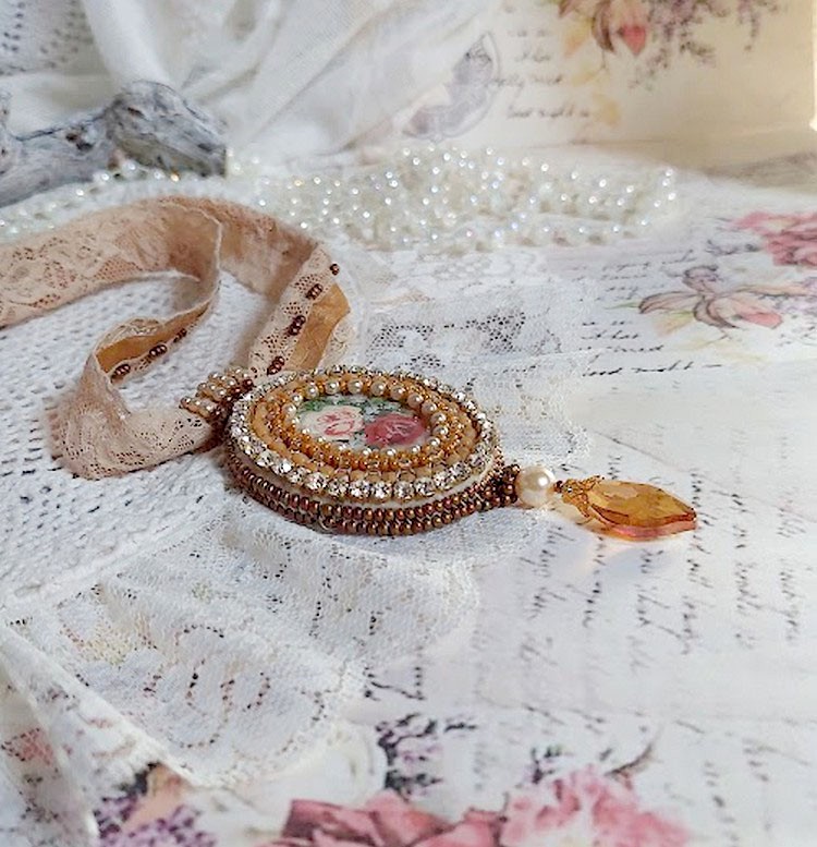 Pendant necklace Reflets de Rosée, pearly pearls, Swarovski crystal and lace.