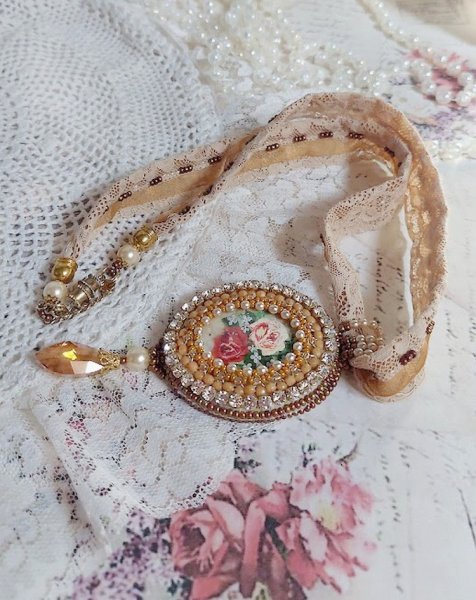 Pendant necklace Reflets de Ros&eacute;e, pearly pearls, Swarovski crystal and lace.