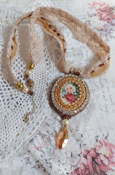Pendant necklace Reflets de Ros&eacute;e, pearly pearls, Swarovski crystal and lace.