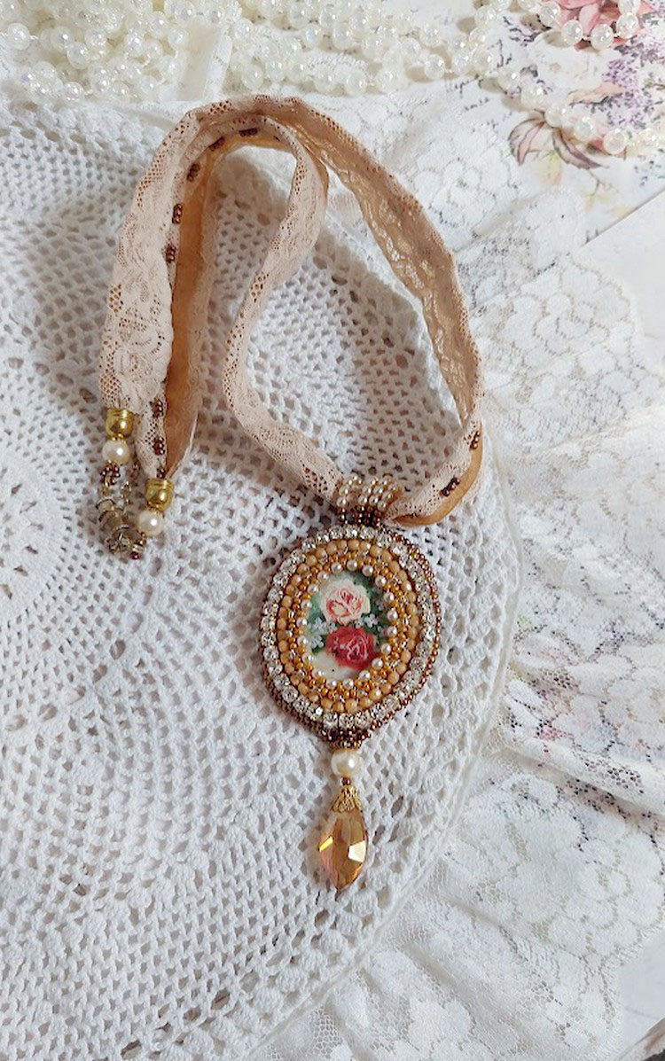 Pendant necklace Reflets de Rosée, pearly pearls, Swarovski crystal and lace.