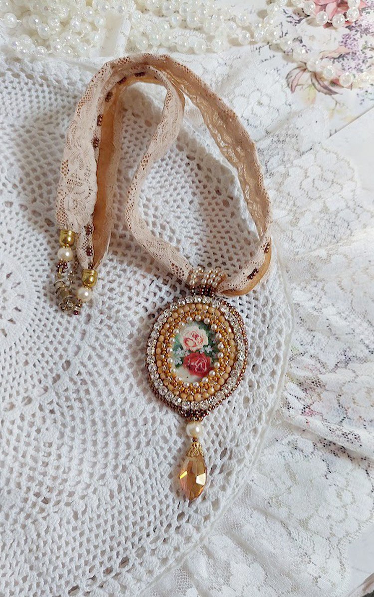 Pendant necklace Reflets de Rosée, pearly pearls, Swarovski crystal and lace.