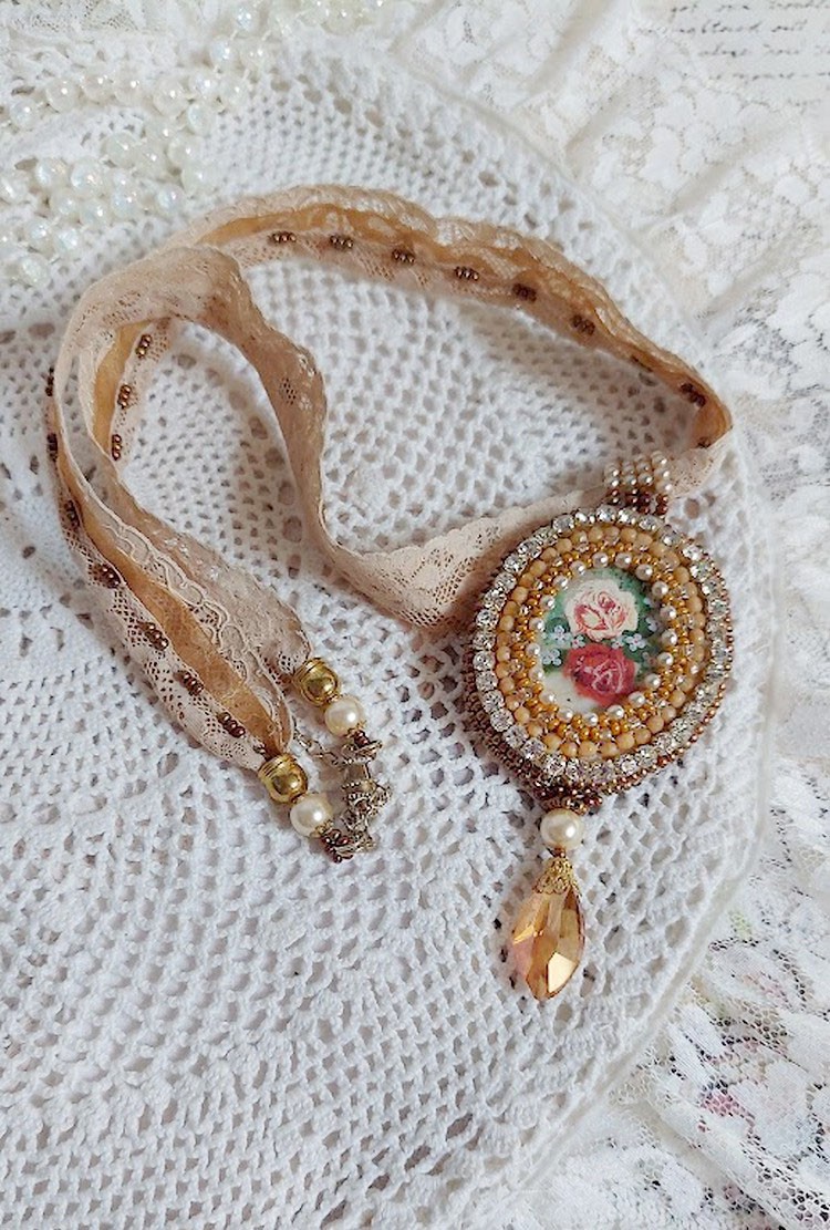Pendant necklace Reflets de Rosée, pearly pearls, Swarovski crystal and lace.