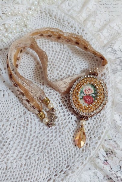 Pendant necklace Reflets de Ros&eacute;e, pearly pearls, Swarovski crystal and lace.