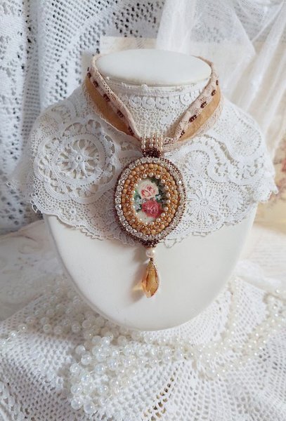 Pendant necklace Reflets de Ros&eacute;e, pearly pearls, Swarovski crystal and lace.