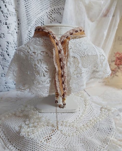 Pendant necklace Reflets de Ros&eacute;e, pearly pearls, Swarovski crystal and lace.